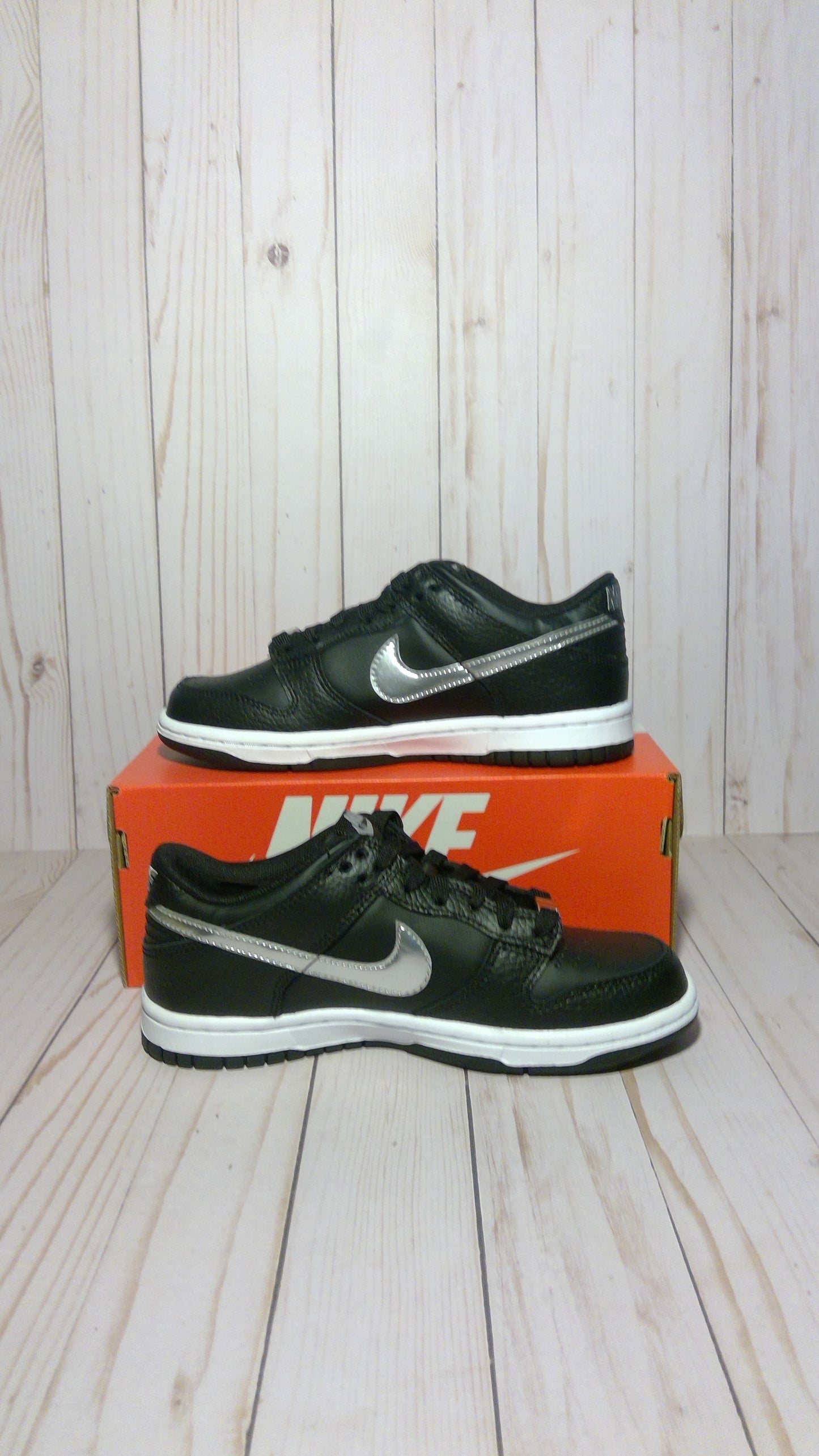 NIKE DUNK LOW (GS) - NBA 75TH ANNIVERSARY SPURS - SIZE YOUTH 4