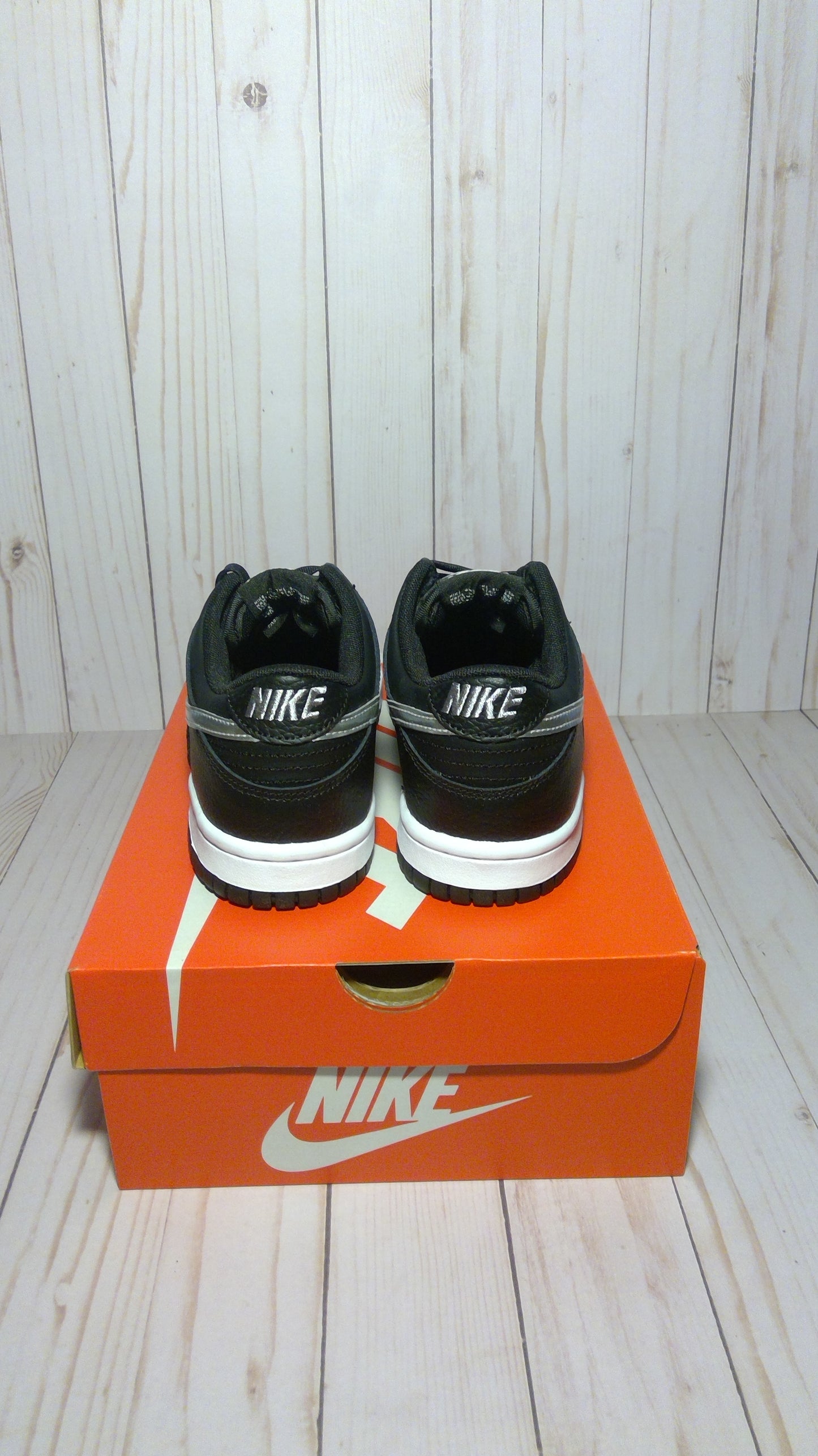 NIKE DUNK LOW (GS) - NBA 75TH ANNIVERSARY SPURS - SIZE YOUTH 4
