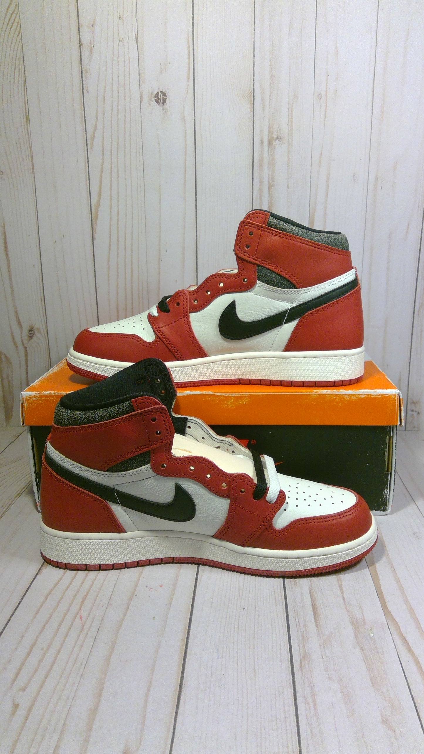 AIR JORDAN 1 RETRO HIGH OG GS - CHICAGO LOST AND FOUND - SIZE YOUTH 6.5