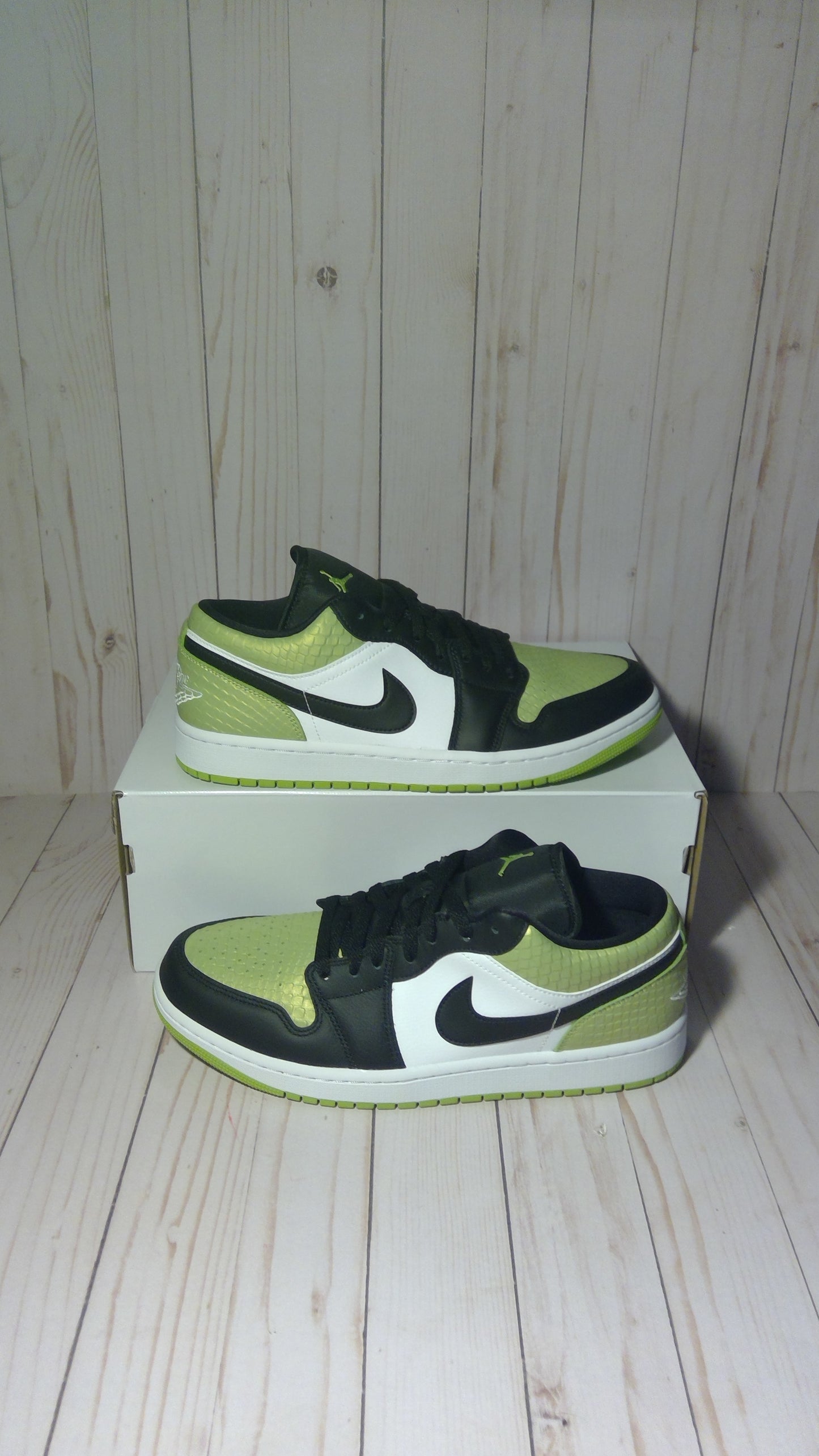 AIR JORDAN 1 LOW SE - SNAKESKIN VIVID GREEN (WOMEN'S) - SIZE WPMEN'S 12