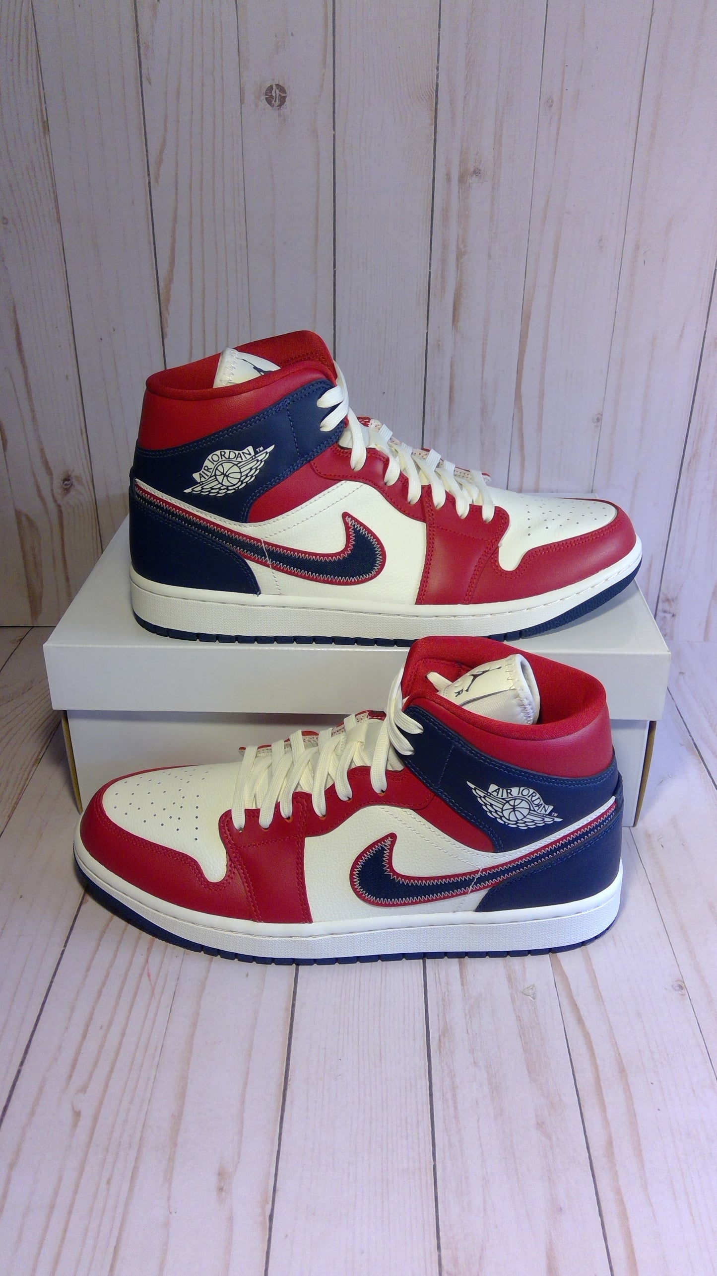 AIR JORDAN 1 MID SE - USA (WOMEN'S) (2022) - SIZE WOMEN'S 12 / MEN'S 10.5