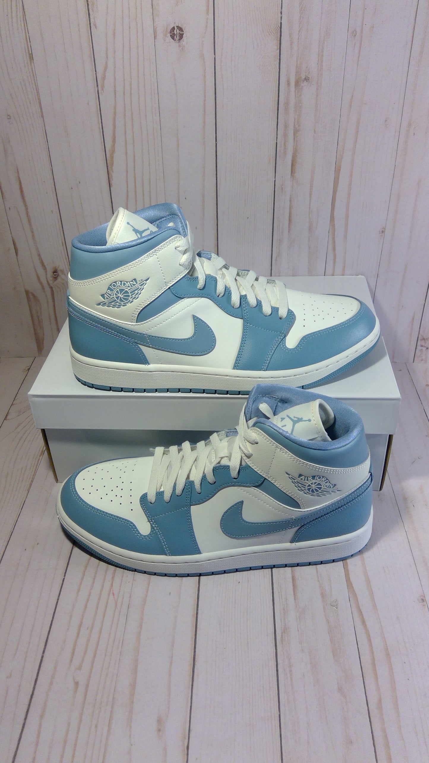 AIR JORDAN 1 MID - UNC (WOMEN'S) (2022) - SIZE WOMEN'S 12 / MEN'S 10.5